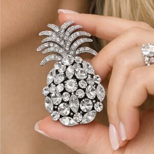 Crystal Pineapple Brooch – Sparkling Statement Pin – Vintage-Style Jewelry